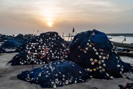 Accra;-Ghana;-Jamestown;-fishing-harbour;-fishing-nets;-floats;-blue;-quay;-concrete;-sunrise;-artisanal-fishing;-fishing-community;-Gulf-of-Guinea;-West-Africa;-historic-district;-daily-life;-documentary-photography;-Kaleidos;-Kaleidos-images;-La-parole-à-limage;-Stories-Pictures;-Tarek-Charara